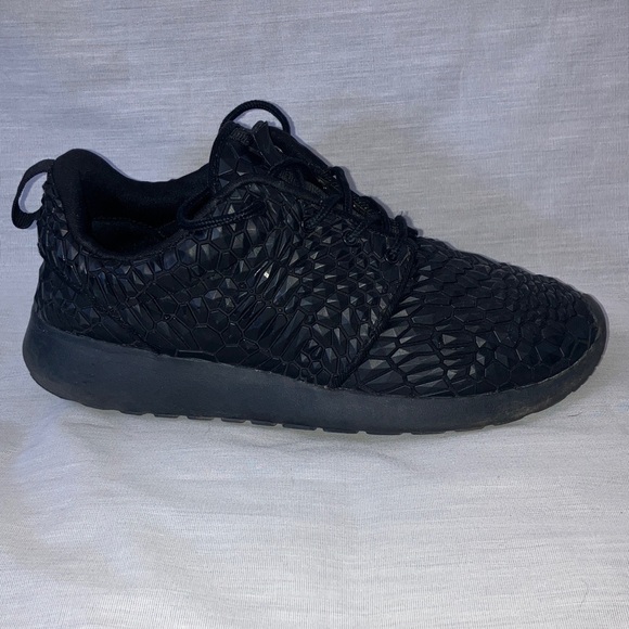 Nike 6 1/2 Women’s Roshe one triple Black Textured Sneakers - Picture 2 of 14